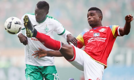 Lamine Sané, left, challenges Jhon Cordoba during Werder Bremen’s win at Mainz.