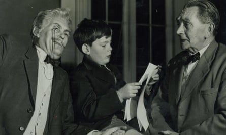 David Edgar (au centre) avec son père, Barrie (à gauche) et son grand-père Percy (à droite).