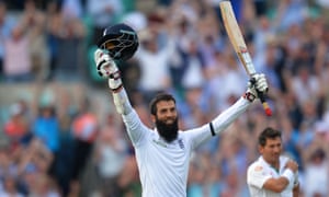 Moeen Ali celebra su siglo contra Pakistán en el Oval en 2016.