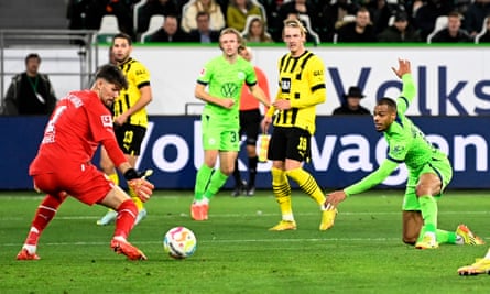 Lukas Nmecha (right) seals the win for Wolfsburg.