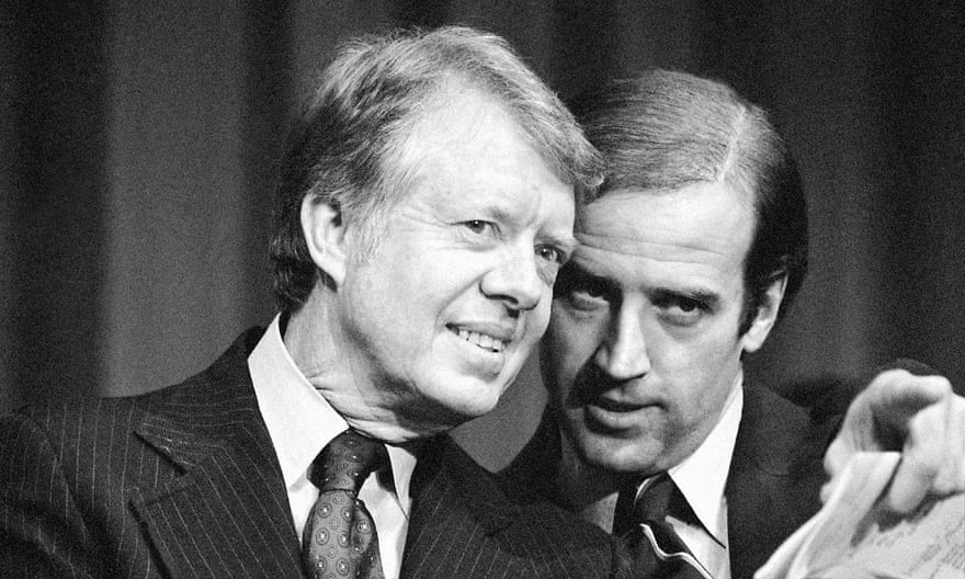بايدن ، الذي كان سيناتورًا في ذلك الوقت ، مع الرئيس جيمي كارتر في حدث في ولاية ديلاوير في فبراير 1978.