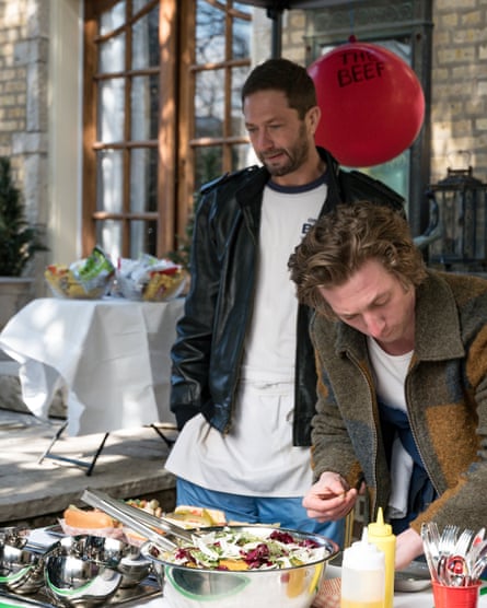 Actors Ebon Moss-Bachrach and Jeremy Allen White in The Bear