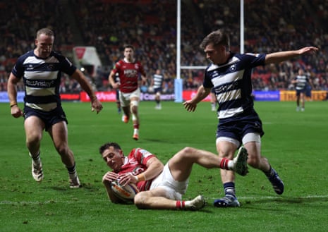 Adam Radwan crosses for LeicesterâÂÂs second try