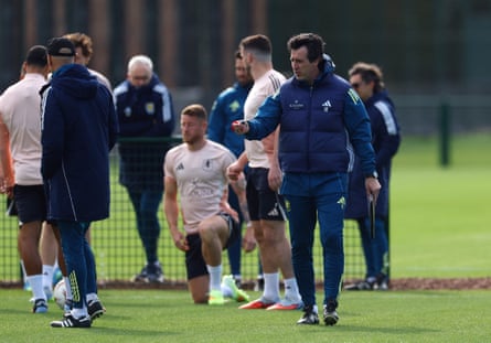 Unai Emery relays instructions on the training ground