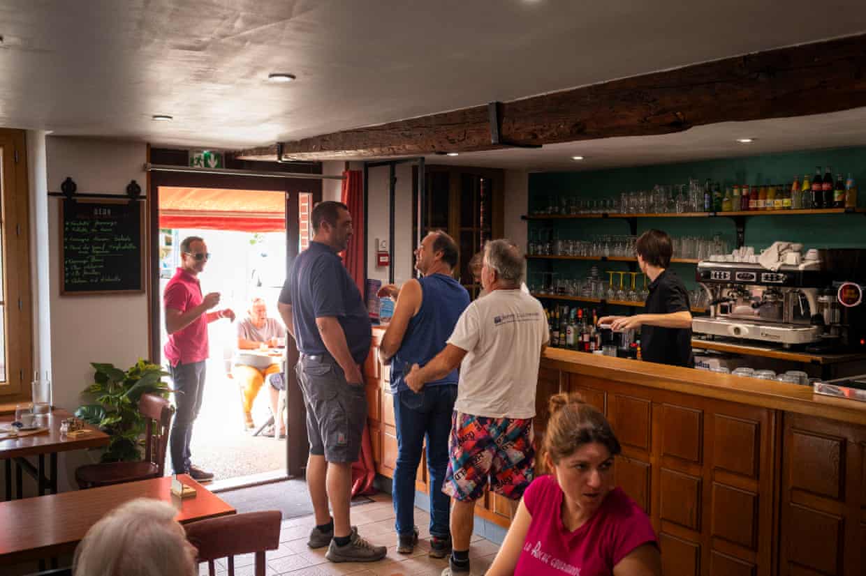 Customers talking at the bar of the Au Bon Accueil restaurant.