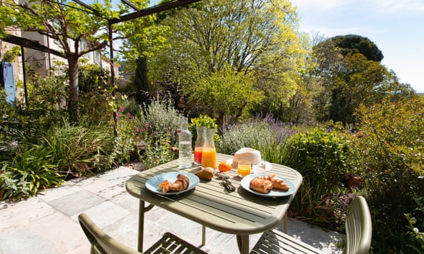 Fine dining in the gardens of Lou Calen, Cotignac.