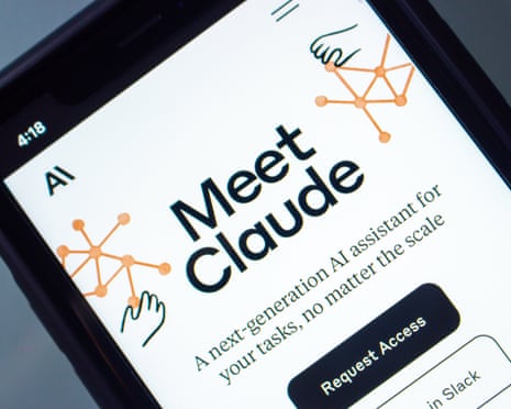 شاشة هاتف تعرض موقع Claude الإلكتروني