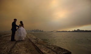 Một cặp đôi chụp ảnh cưới khi Sydney thở hổn hển.