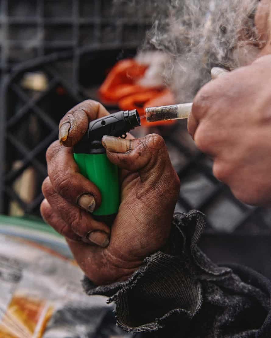 hands hold materials for smoking fentanyl