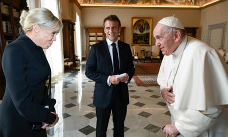 Pope Francis (R) speaking with French President Emmanuel Macron (C) and his wife Brigitte Macron (L).