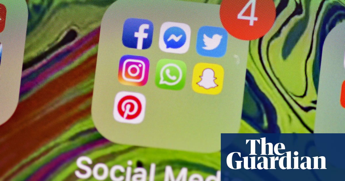 Facebook preparing new app to maintain pressure on Snapchat