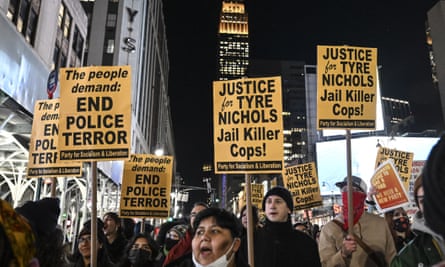 Les gens se rassemblent à Times Square à New York pour protester contre l'agression policière de Tire Nichols.