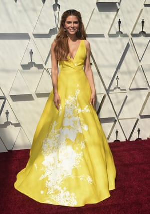 Maria Menounos was co-hosting ABC's red carpet pre-show coverage alongside Ashley Graham and Billy Porter. The actor was in the first long yellow dress to grace the red carpet, but certainly not the last; the trend featured heavily during London Fashion Week, at shows including Halpern and Roksanda
