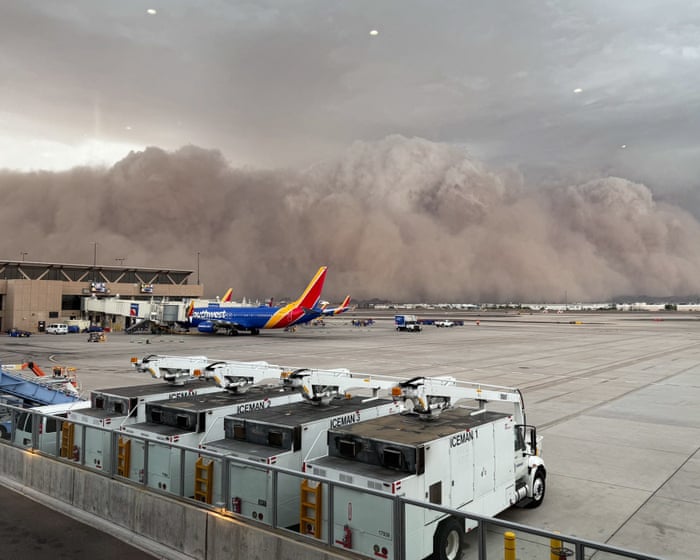Powerful dust storm envelops Phoenix, Arizona – video