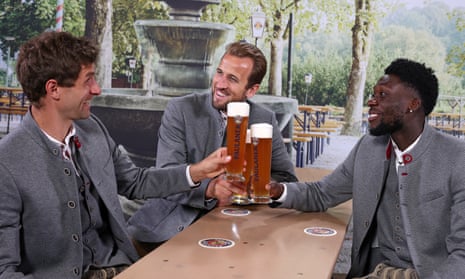 „Prost!“  Thomas Müller.  Alphonso Davies und Harry Kane heben ein Bierglas. 