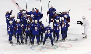 United States players celebrate their victory.