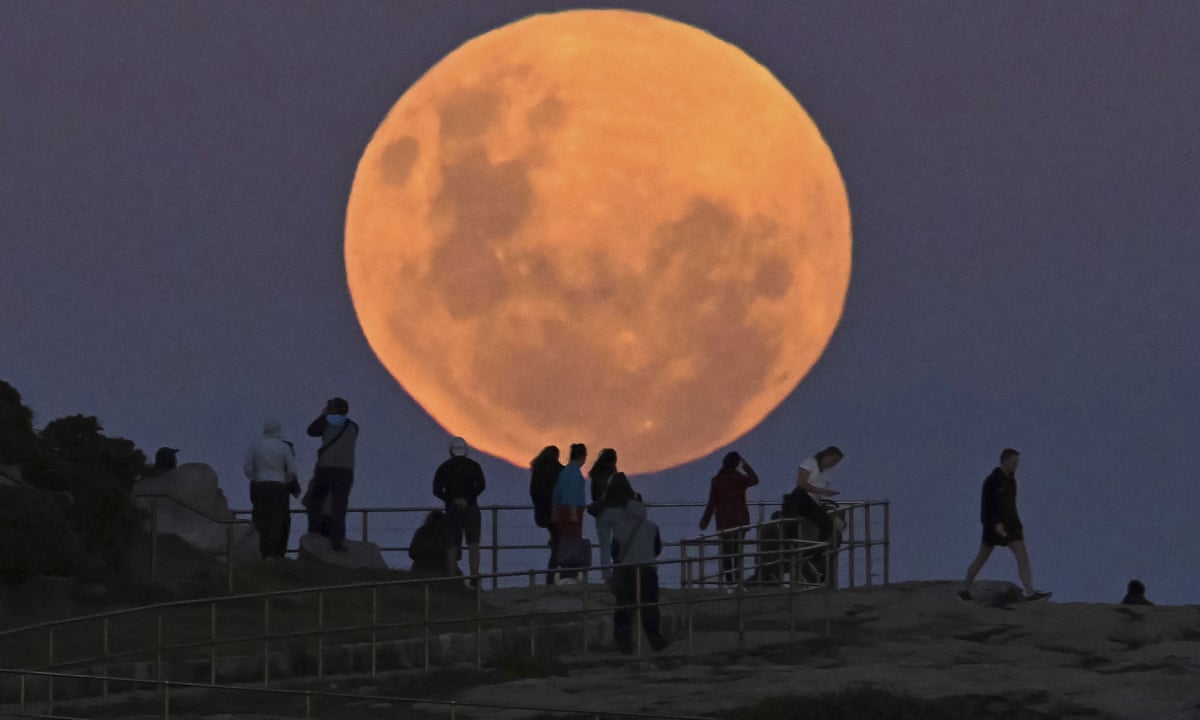 How To Photograph The Moon On Your Phone Or Camera With The Right Settings Photography The Guardian How To Photograph The Moon On Your Phone Or Camera With The Right Settings Photography The Guardian