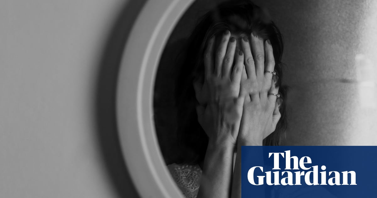جسم مصنوع من الزجاج من تأليف كارولين كرامبتون – تشريح المراق | السيرة الذاتية والمذكرات جسم مصنوع من الزجاج من تأليف كارولين كرامبتون – تشريح المراق | السيرة الذاتية والمذكرات