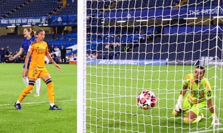 Sjoeke Nüsken’s effort deflects in to give Chelsea the lead.