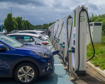 phil wilkinson/Alamy Live News2RDJJF7 Wetherby, UK. 21st July, 2023. Wetherby Services, A1 motorway, Yorkshire, England, UK. Business, News, energy GRIDSERVE High Power Electric Super Hub. GRIDSERVE electric vehicle charging points at Wetherby Services on the Am in Yorkshire, England. Picture Credit: phil wilkinson/Alamy Live News