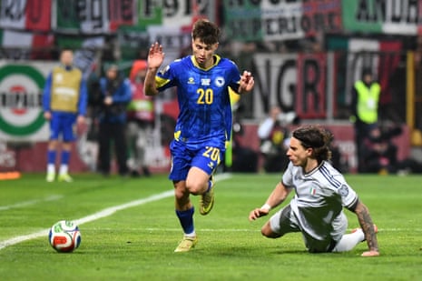 Esmir Bajraktarevic in action against Riccardo Calafiori.