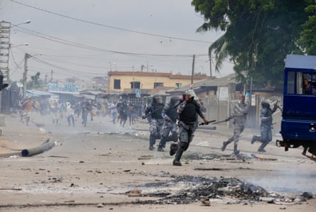 Demonstrators in Lomé clash with police during a protest calling for the president’s resignation