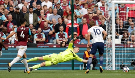 Harry Kane beats the attempted save from Joe Hart to score the second Spurs goal