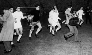 From left to right: Canário, José María Zárraga, Rogelio Domínguez, Francisco Gento, Alfredo Di Stéfano and Pepe Santamaría celebrate winning the 1960 European Cup final.