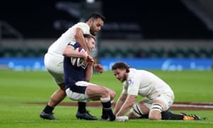 Finn Russell is tackled by Billy Vunipola, resulting in a yellow card.