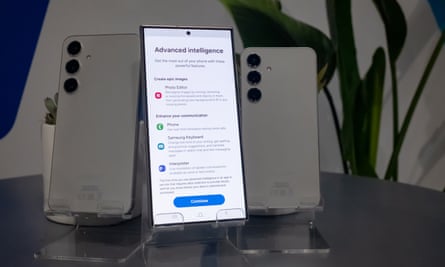 A display featuring a range of Samsung smartphones with features powered by AI.