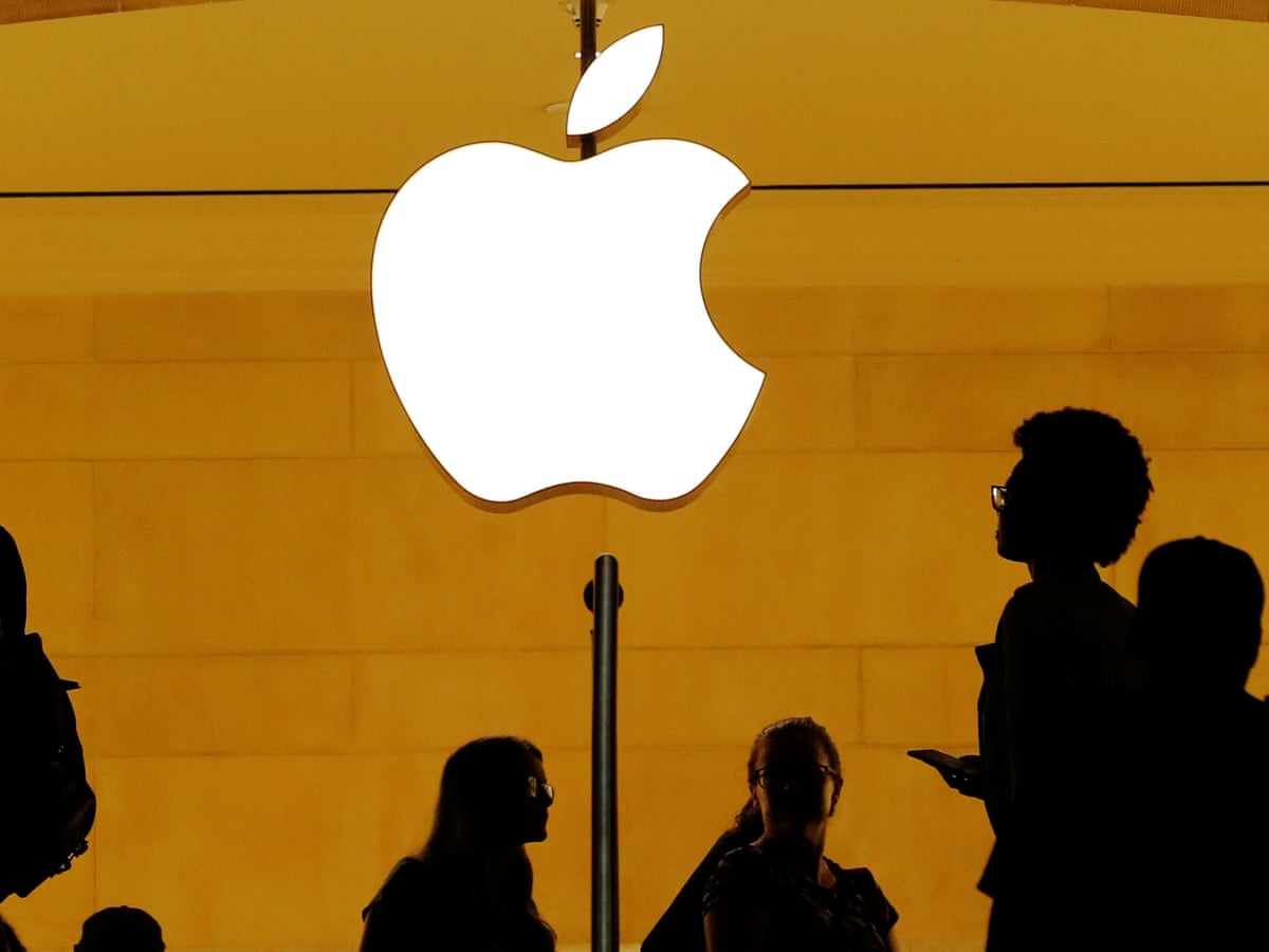 Apple Becomes World S First Trillion Dollar Company Technology The Guardian