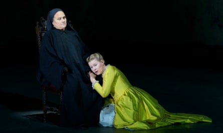  Katarina Dalayman (Old Prioress) and Sally Matthews (Blanche) in Dialogues des Carmélites at Glyndebourne.