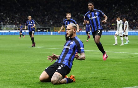 Federico Dimarco dari Internazionale merayakan gol kemenangan