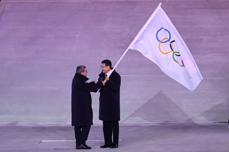 The president of the International Olympic Committee, Thomas Bach, and the mayor of Beijing, Chen Jining, in the Olympic flag handover ceremony