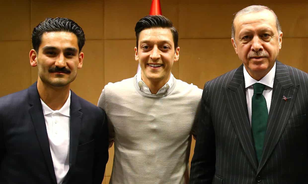 Bling-bling Gang berfoto bersama presiden Erdogan yang kerap dikritik banyak warga Jerman