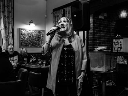 ‘Lynn off Gogglebox’ sings with a mic