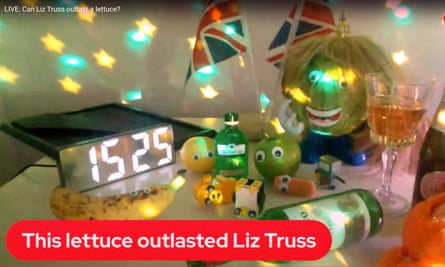 İlk Şey: Boris Johnson, Liz Truss istifa ettikten sonra geri dönmeye çağırdı | ABD haberleri 8 Sarı bir peruk içinde Tesco'dan solmuş 60p buzdağı marul