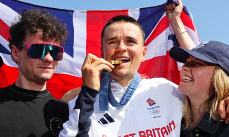 Tom Pidcock celebrates his Olympic gold in 2024