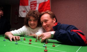 Sonny Pike con Lee Dixon del Arsenal.