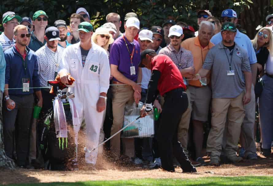 Tiger Woods aus den USA spielt am 14. aus Kiefernstroh.