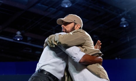 Politics tamfitronics Eminem hugs Obama in Detroit.