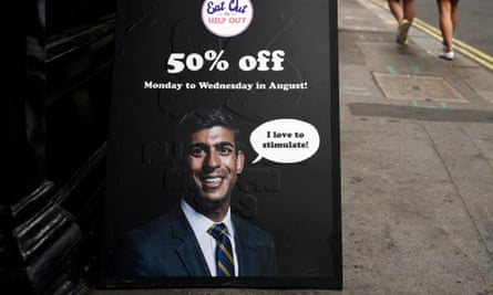 Un panneau à Oxford Street, à Londres, annonce le programme « manger dehors pour aider » de Rishi Sunak en 2020.
