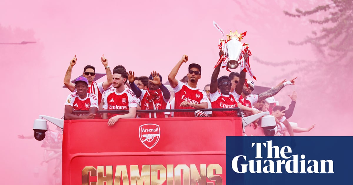 Biển người đổ ra đường, ăn mừng Arsenal diễu hành mừng cúp tại London