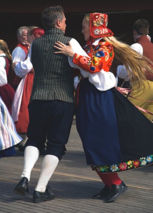 From folks artwork farmhouses to a floating Arctic sauna: the easiest of Swedish structure | Uncover Sweden’s delights 3 Skansen - midsummer dance