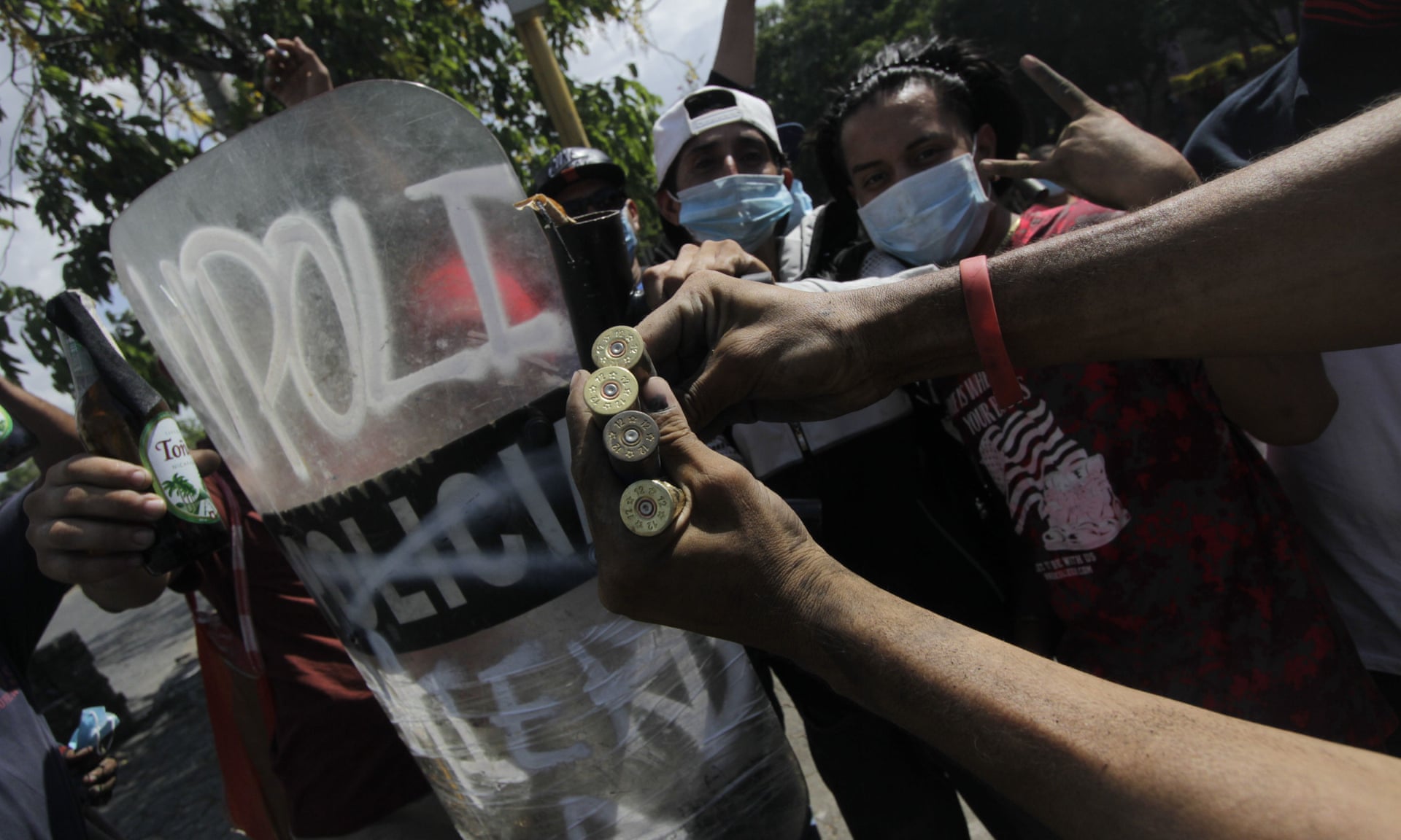 I manifestanti mostrano i bossoli dei proiettili veri con cui la polizia gli avrebbe sparato contro durante le manifestazioni a Managua. Credits to: Inti Ocon/AFP/Getty Images.