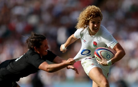 Ellie Kildunne makes a break for England.