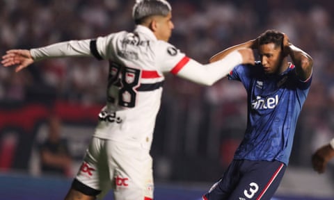 Mbrojtësi i Nacional, Juan Izquierdo (djathtas) gjatë ndeshjes së Copa Libertadores kundër Sāo Paulo, përpara se të rrëzohej më vonë.