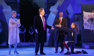 Tina Benko, zostawiła, opowiada o żonie Cezara, Calpurnii i Gregg Henry, po lewej, gra Juliusza Cezara podczas próby próbnej.