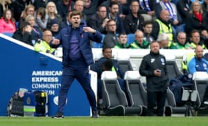 Pochettino points to his player.