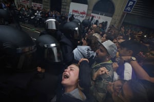 Spanish national police push away pro-referendum supporters